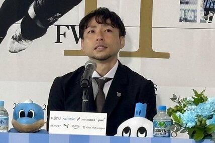 引退会見で涙ぐむ小林悠