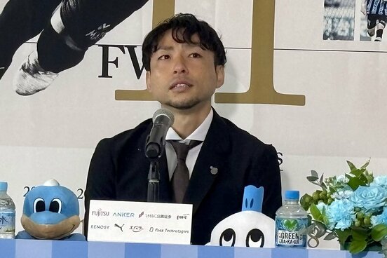 引退会見で涙ぐむ小林悠