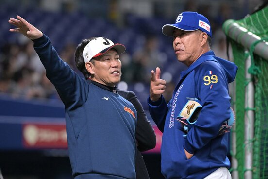 試合前、侍ジャパンの井端監督(左)と談笑した中日・井上監督