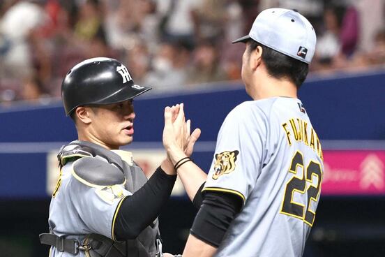 決勝打の坂本を迎えた藤川監督