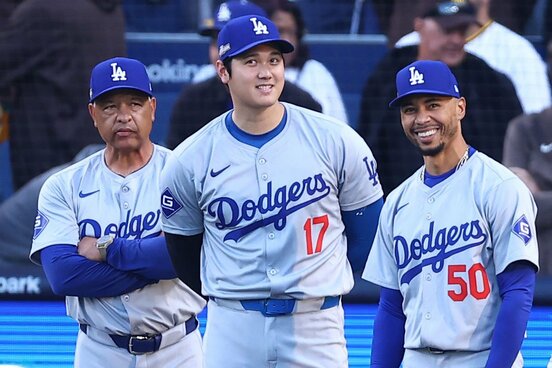 （左から）ロバーツ監督、大谷、ベッツ