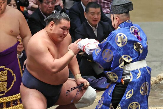 若隆景を破り４勝目を挙げた豊昇龍