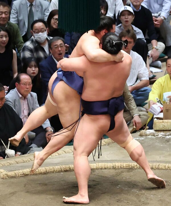 翔猿(左)を豪快に吊り出した若隆景