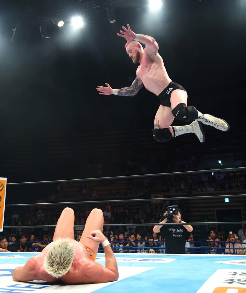 ザック・セイバーJr.(下)に肉弾戦を仕掛けるゲイブ・キッド