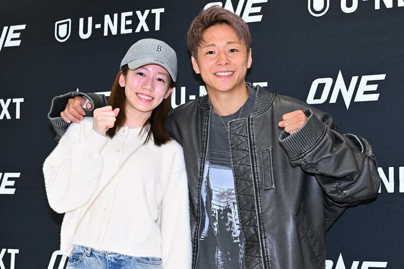 妻の川口葵（左）とニッコリ笑う武尊