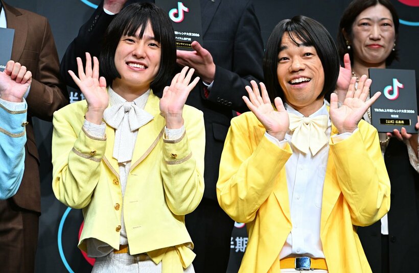 大賞を受賞したモナキのおヨネ（左）とおヨネのモノマネをする多田健二