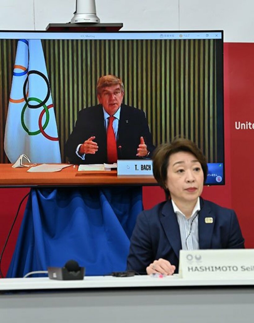  ５者協議であいさつするＩＯＣのバッハ会長(奥)。手前は橋本会長（代表撮影）