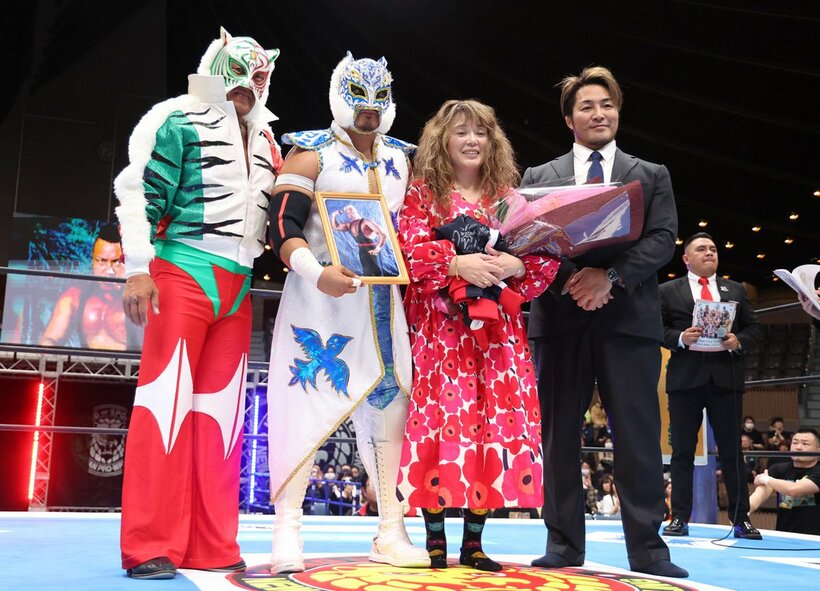 (左から)試合前に記念撮影をするタイガーマスク、スティグマ、故・ブラック・キャット夫人、棚橋弘至社長