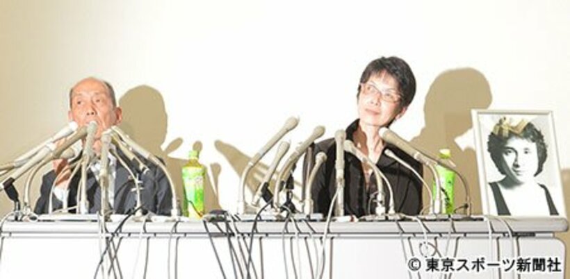 警察の捜査への不信感を訴えたまゆ美夫人（右）と堀内弁護士