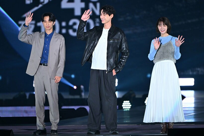 サプライズ登場したSixTONESの田中樹(左)、福士蒼汰、志田彩良