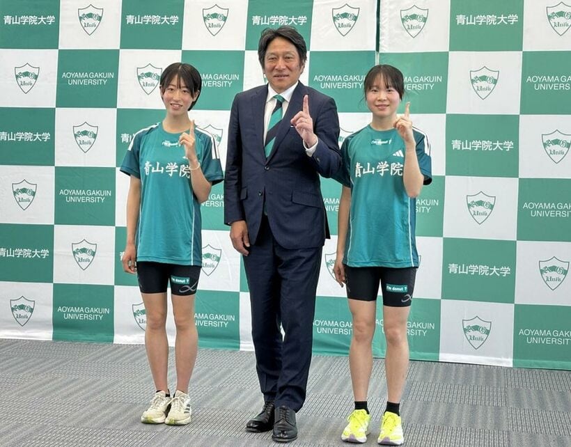 女子駅伝チームの(左から)芦田和佳、原晋監督、池野絵莉
