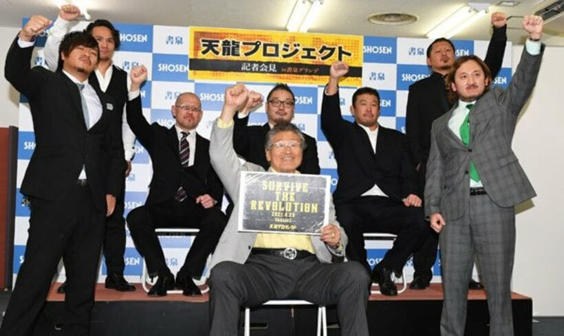  出場選手たちに囲まれる天龍源一郎(中)