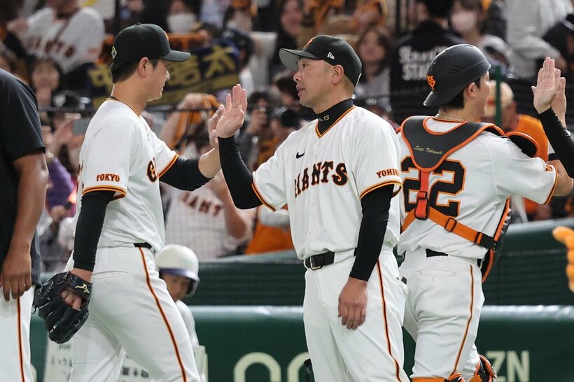 試合に勝利し中川（左）を出迎える阿部監督（中）