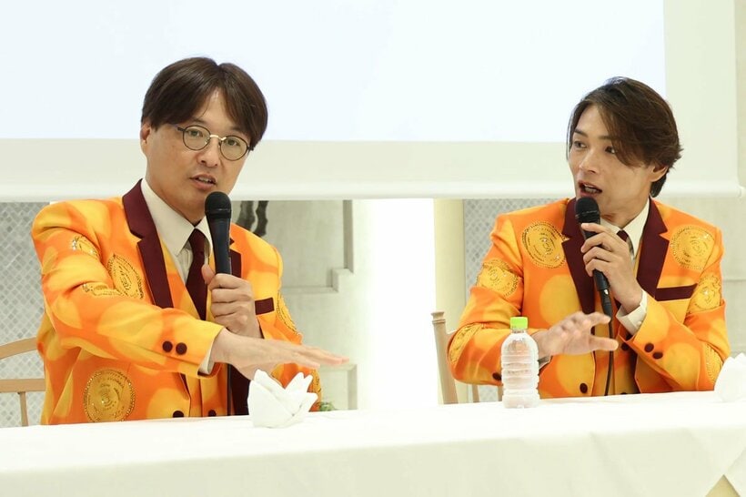 白川裕二郎(右)の卒業会見に同席した純烈のリーダー・酒井一圭