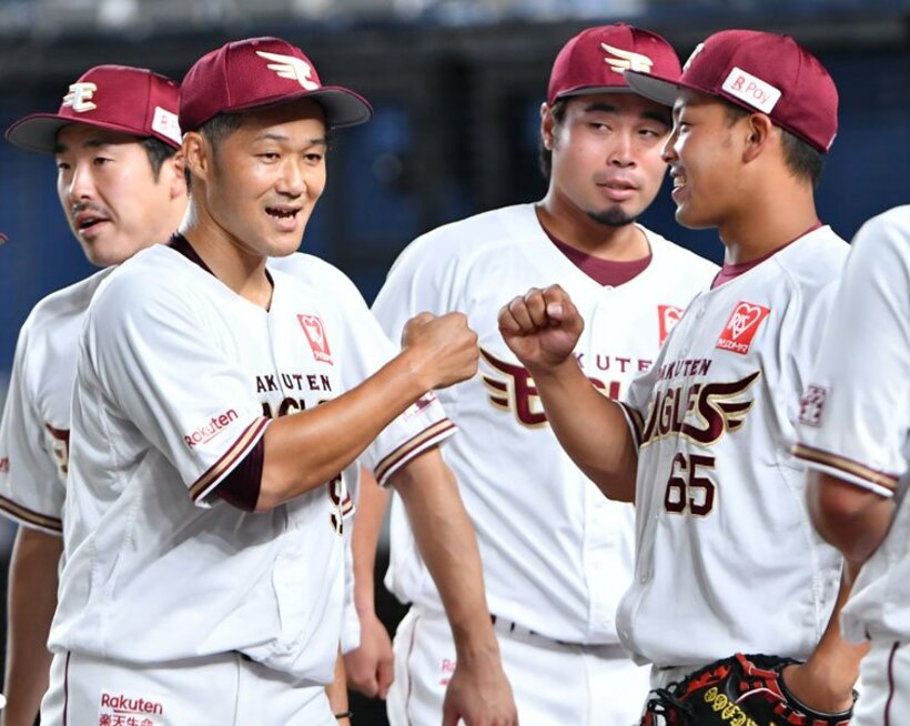  今季初勝利を挙げた久保裕也(左)