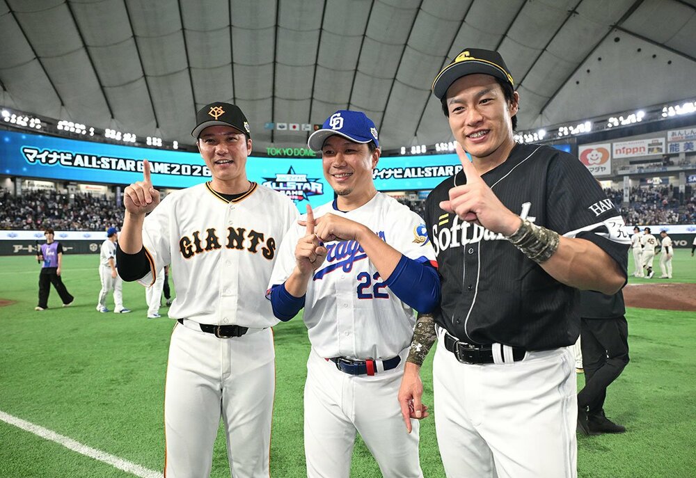 記念撮影する（左から）坂本勇人、大野雄大、柳田悠岐