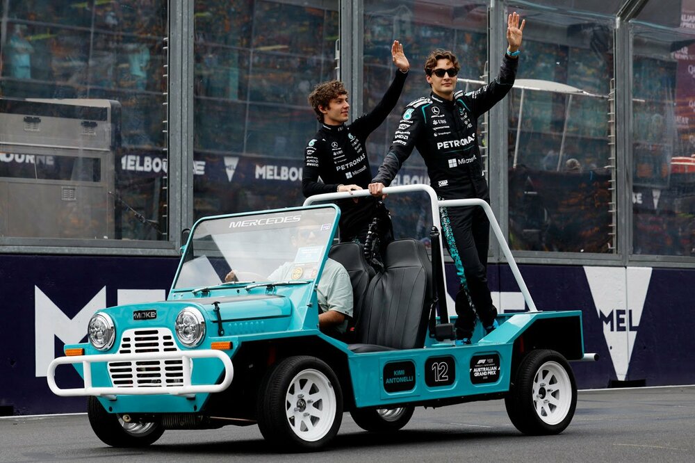 同じ車に乗り込むアントネッリ（左）とラッセル（ロイター）