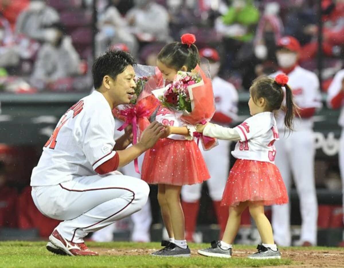 広島・石原慶 引退セレモニーで胴上げ「カープファンは日本一」黒田氏