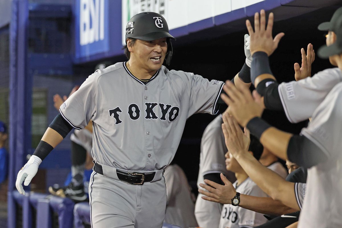 巨人】盟友・坂本勇人を〝暴走ファン〟から守った長野久義の好プレー 