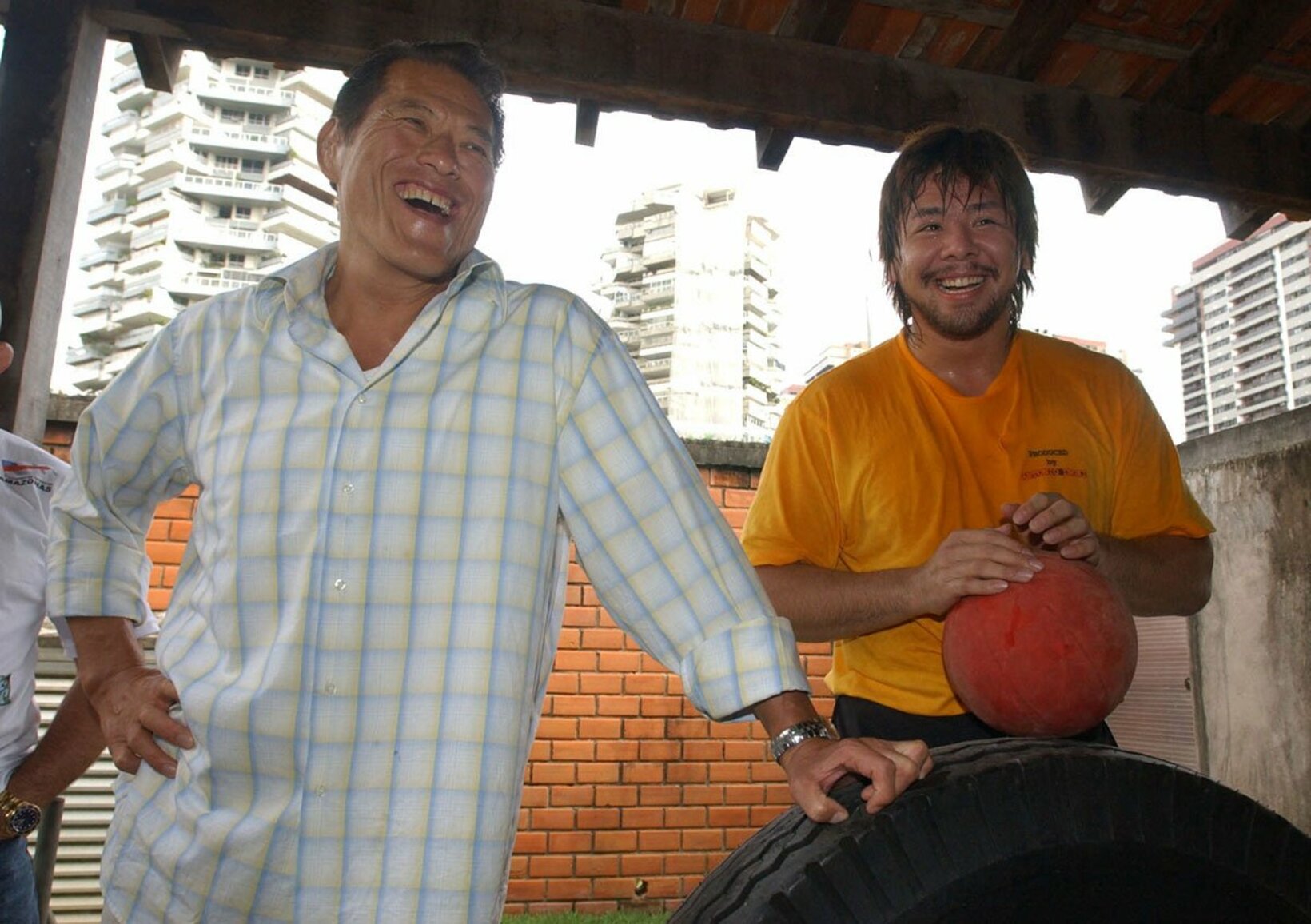 中邑（右）はブラジル・リオデジャネイロで猪木さんから指導されたこともある（２００３年）