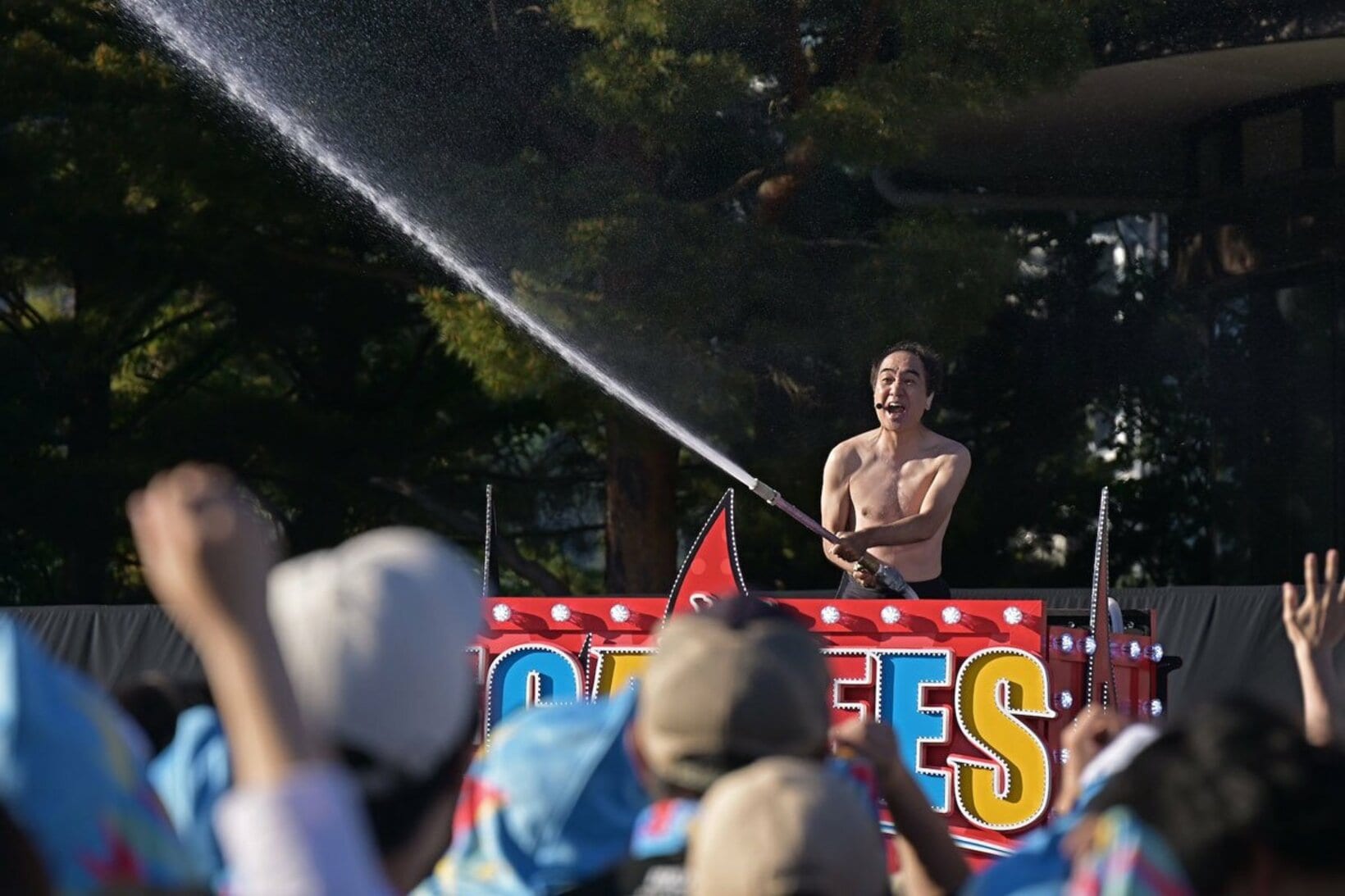 盛り上がるファンに放水する江頭2:50