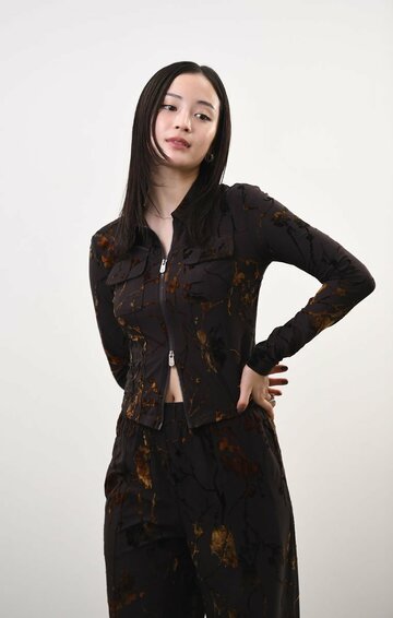 ポーズをとる広瀬すず