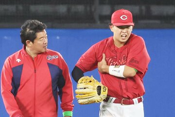 ４回、ヤクルト・オスナの本塁打を追ってフェンスに激突した広島・平川蓮(右)