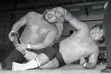 ヒロ斉藤（左）のトーホールドを髪の毛をつかみ脱出を試みる橋本真也（１９８７年）