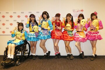「ＥＤＯＣＣＯ祭り」に出演した仮面女子(左から猪狩ともか、月野もあ、涼邑芹、森下舞桜、蒼井乃々愛、小島夕佳、陽向こはる)