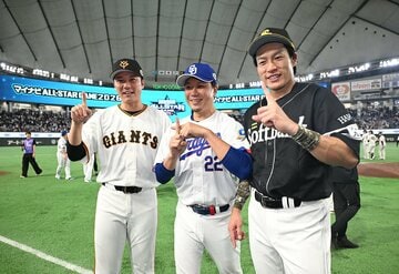 記念撮影する（左から）坂本勇人、大野雄大、柳田悠岐