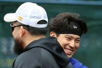 今回の３連戦ではソフトバンク・オスナ(左)ら、古巣の選手との再会も楽しんだDeNA・尾形崇斗