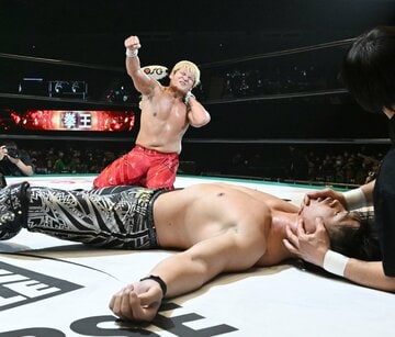  清宮(下)をハイキックで壮絶に仕留めた拳王（東スポWeb）