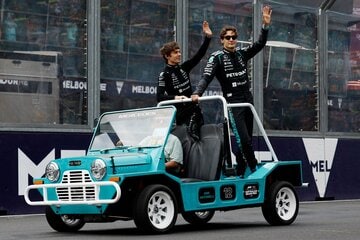 同じ車に乗り込むアントネッリ（左）とラッセル（ロイター）