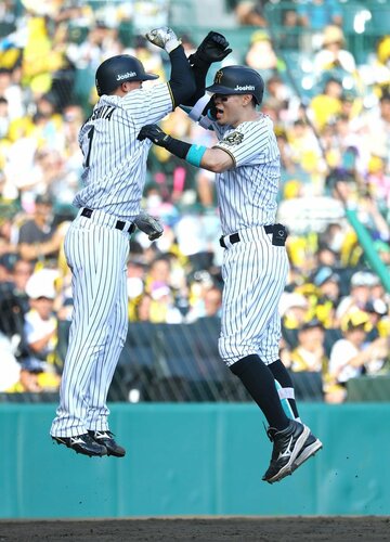 まるでヤンキースのジャッジ！？飛んで喜ぶ佐藤輝