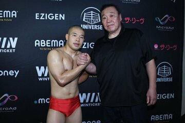 小田嶋大樹（左）のデビュー戦で解説を務めた本田多聞