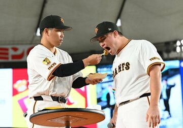 大城卓三（左）からたこ焼きを食べさせてもらうリチャード