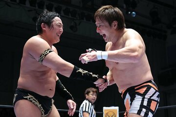 白星発進したタイチ（左）と小島聡