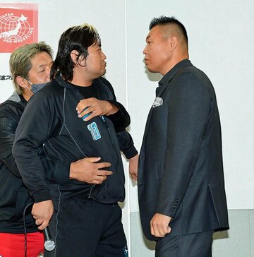  小川氏（右）と諏訪魔は昨年１２月に因縁が生まれた