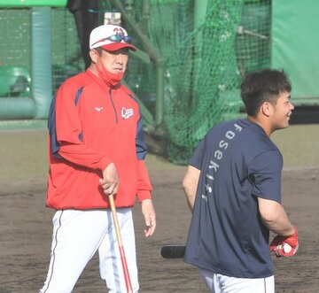  セ３連覇当時と同じ方針を採用した広島・佐々岡監督(左)