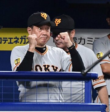  ベンチで〝目力〟を発揮する巨人・原監督
