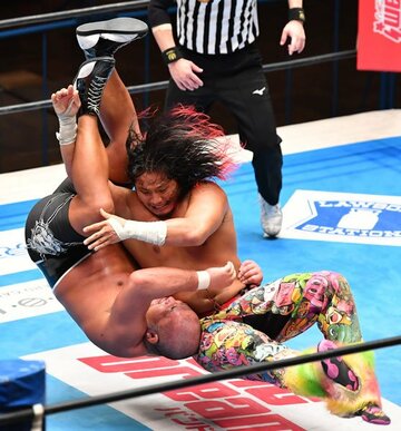  ヒロムはTIME BOMBで石井（左）を追い込んだ