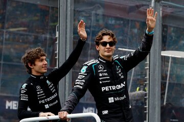 仲良く手を振るアントネッリ（左）とラッセルだが…（ロイター）