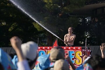 盛り上がるファンに放水する江頭2:50