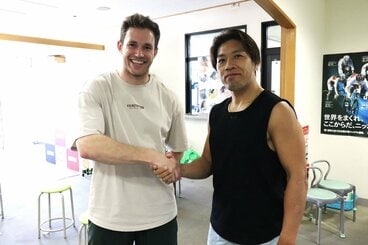 ラブレイセン(左)は内藤秀久らを連れてオレンジバンクを疾走する