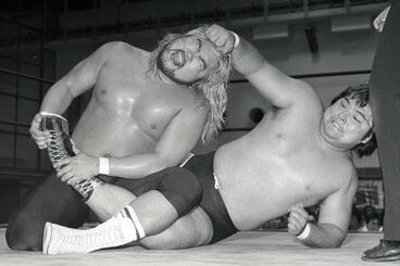 ヒロ斉藤（左）のトーホールドを髪の毛をつかみ脱出を試みる橋本真也（１９８７年）