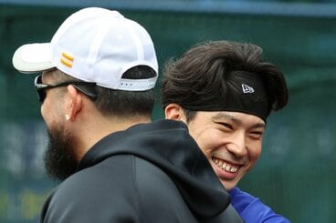 今回の3連戦ではソフトバンク・オスナ(左)ら、古巣の選手との再会も楽しんだDeNA・尾形崇斗