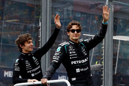 仲良く手を振るアントネッリ（左）とラッセルだが…（ロイター）