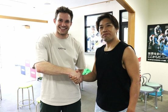 ラブレイセン（左）は内藤秀久らを連れてオレンジバンクを疾走する