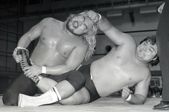 ヒロ斉藤(左)のトーホールドを髪の毛をつかみ脱出を試みる橋本真也(1987年)