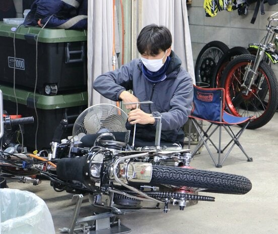 マシンを調整する吉林直都